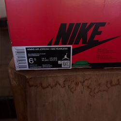 Wmns Air Jordan 1 Mid Fearless