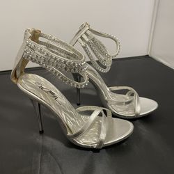 Ladies high heels size 6.5 heel size 3 inches long in excellent condition as seen in pictures.
