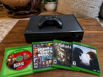 Xbox One Bundle  + 4 Games (Halo 5, GTA V, RDR2, Fallout 4) - Excellent shape