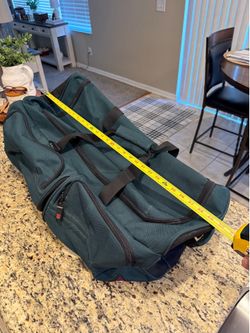 Large Wilson Duffle Bag With Wheels 🧳