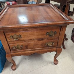 Lovely Vintage Hammary End Table