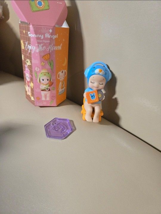 Sonny Angel Enjoy the moment enjoy Music cat Listening Music toy decor