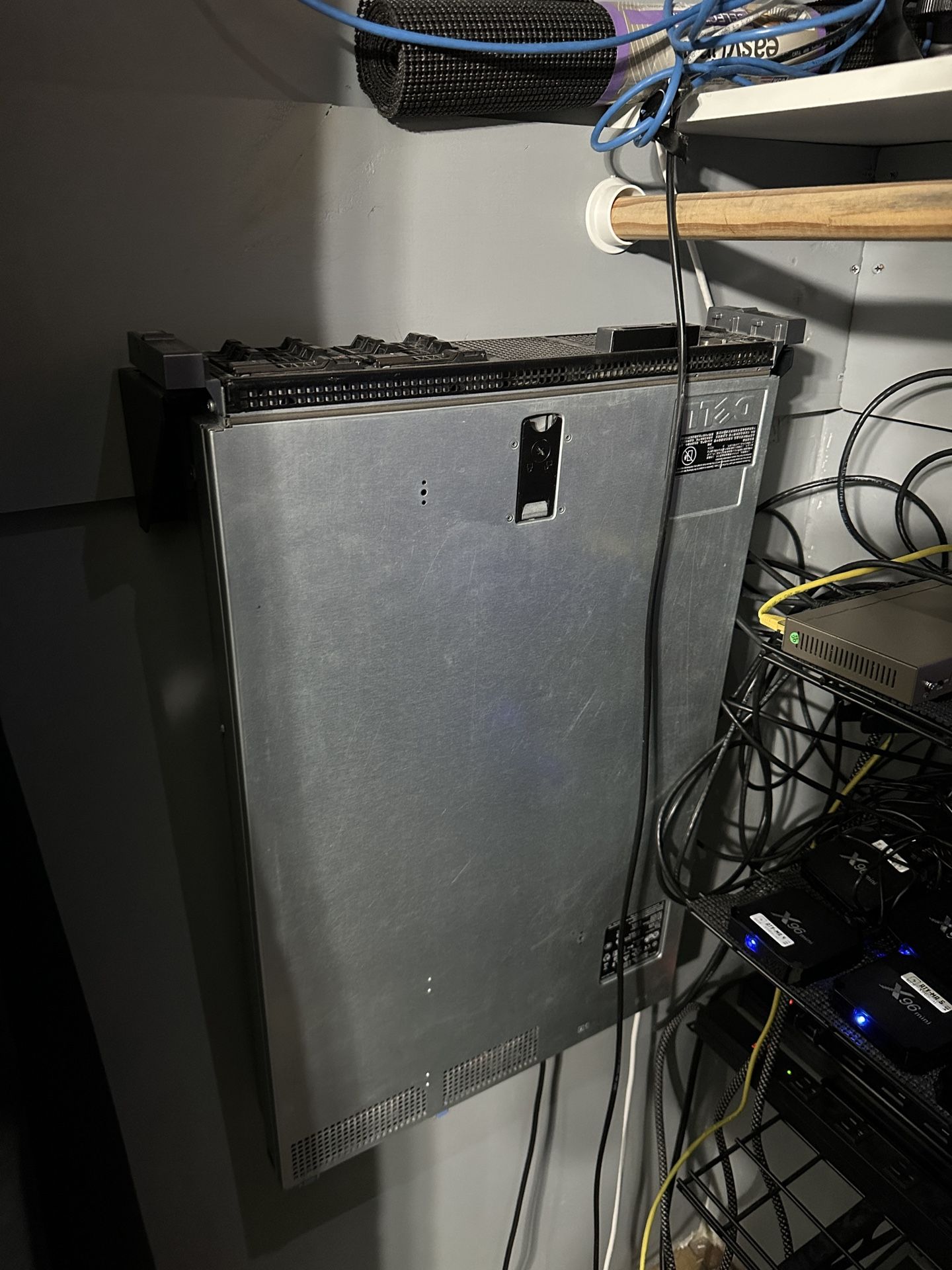PowerEdge R710 Server w/ Wall Mount