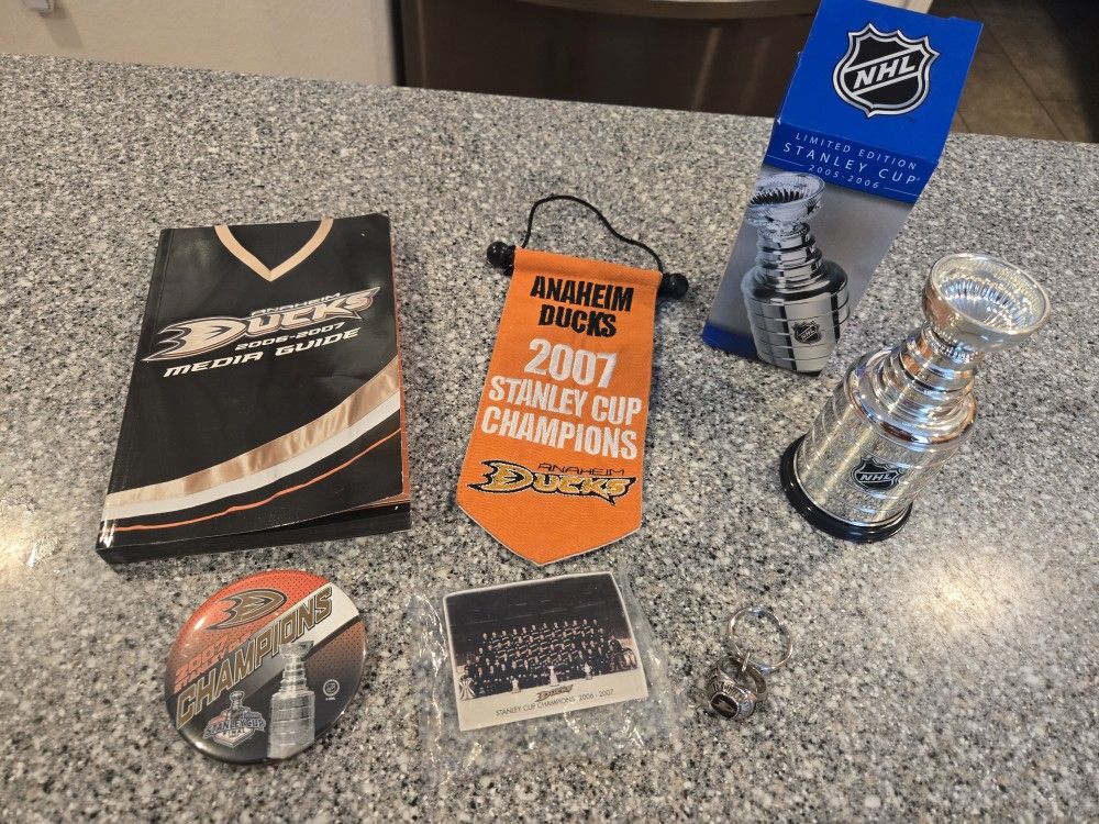 Anaheim Ducks Stanley Cup Champions 2007 Banner/Ring/Towel