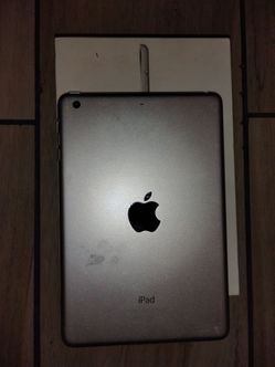 Apple tablet turns on locked