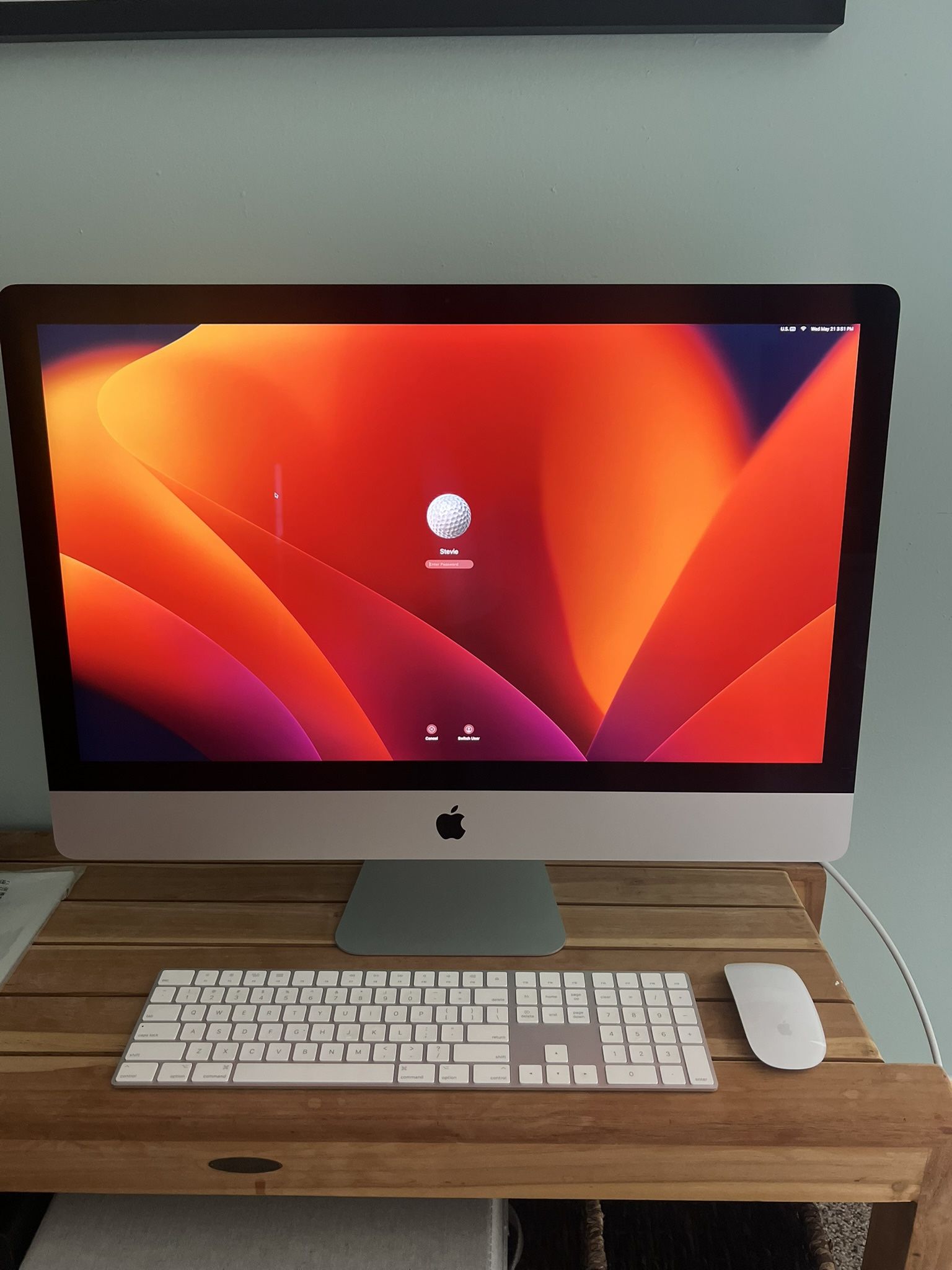 Apple iMac with Keyboard and Mouse