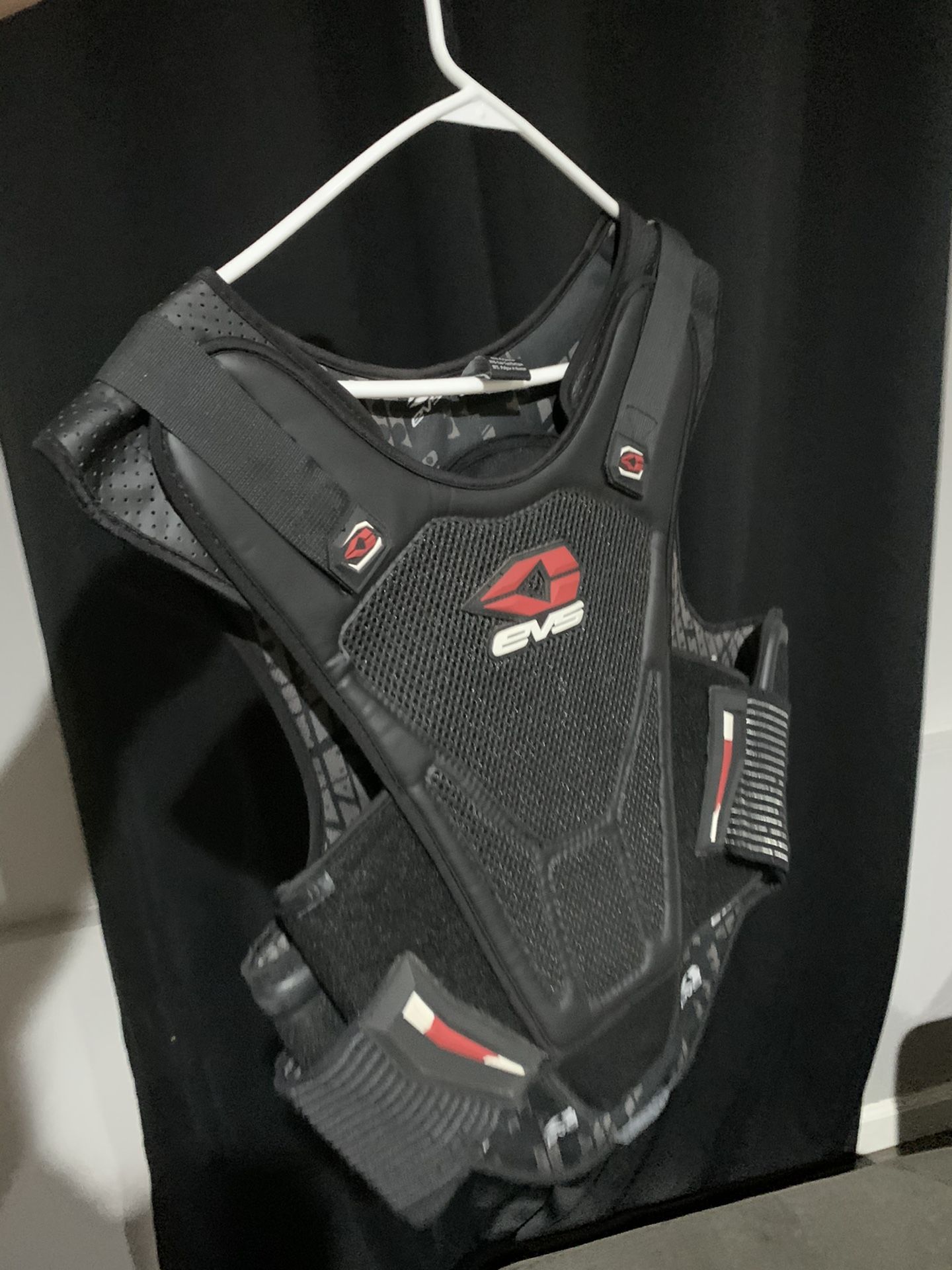 Evs motorcycle protective vest with storage hump