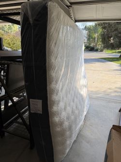 Stearns & Foster Estate Hurston King Mattress + Box Springs