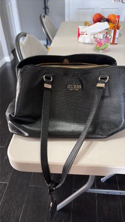 Black Guess Purse. 👜