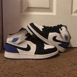 Jordan 1s Mid Kids