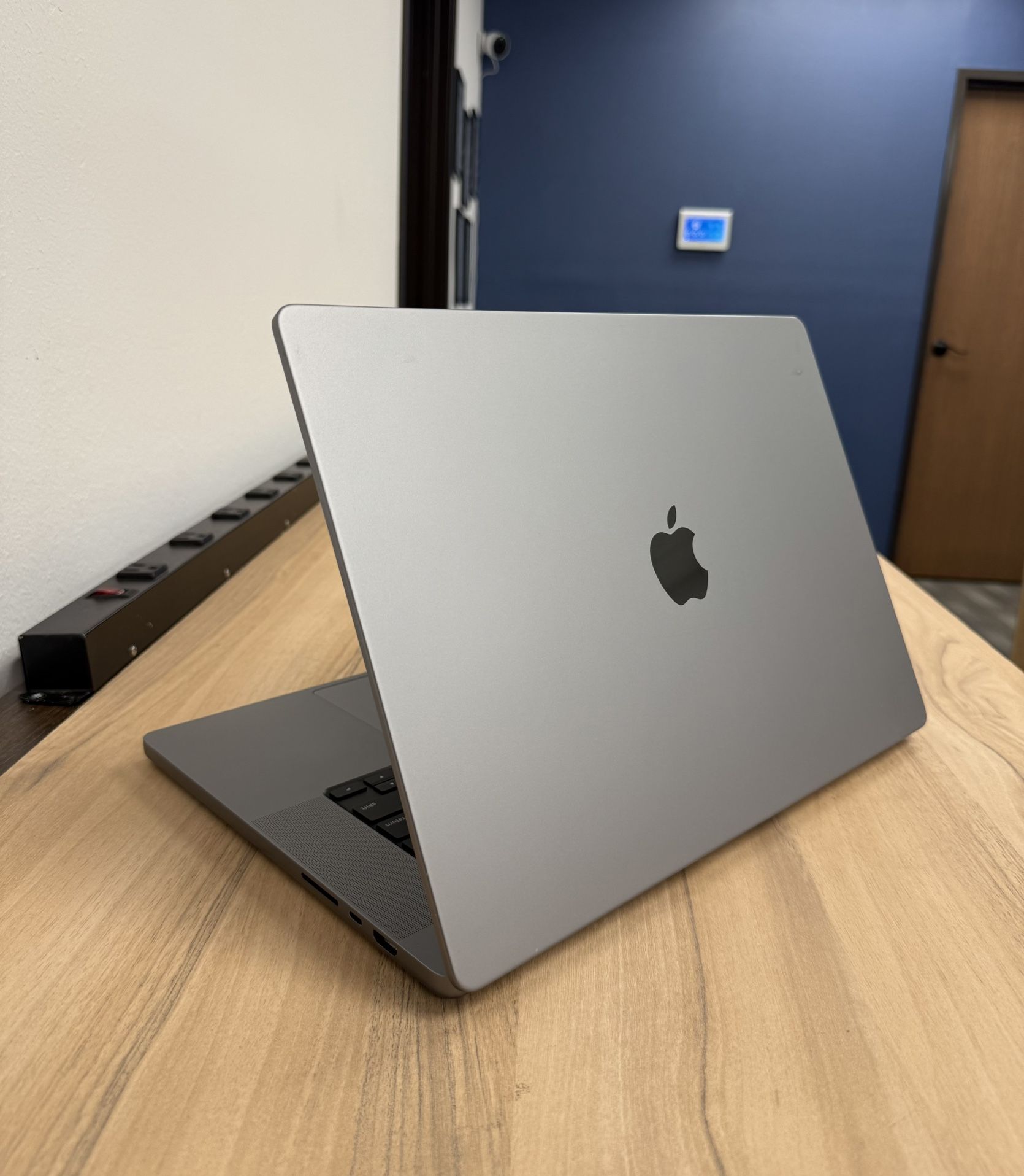 16”MacBook Pro M1 16Gb Ram 1TB SSD