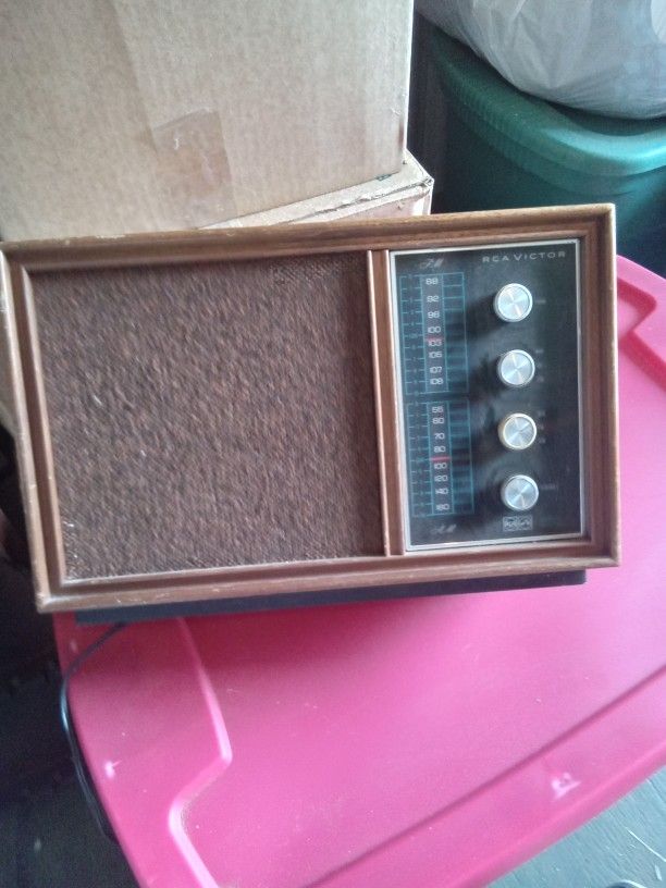 Vintage RCA Victor Am/ Fm Radio