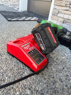 Milwaukee M12/M18 Multi-Voltage Charger M18 REDLITHIUM XC5.0 Battery
