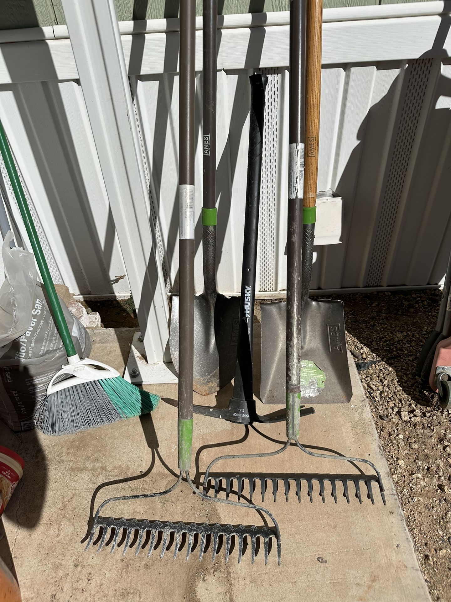 Yard. Tools.  3R,  2S,  Pick