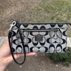 Coach  Poppy Wristlet 