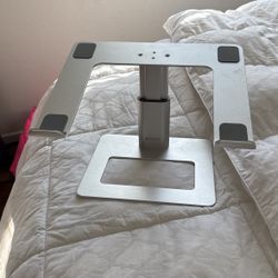 Adjustable laptop holder