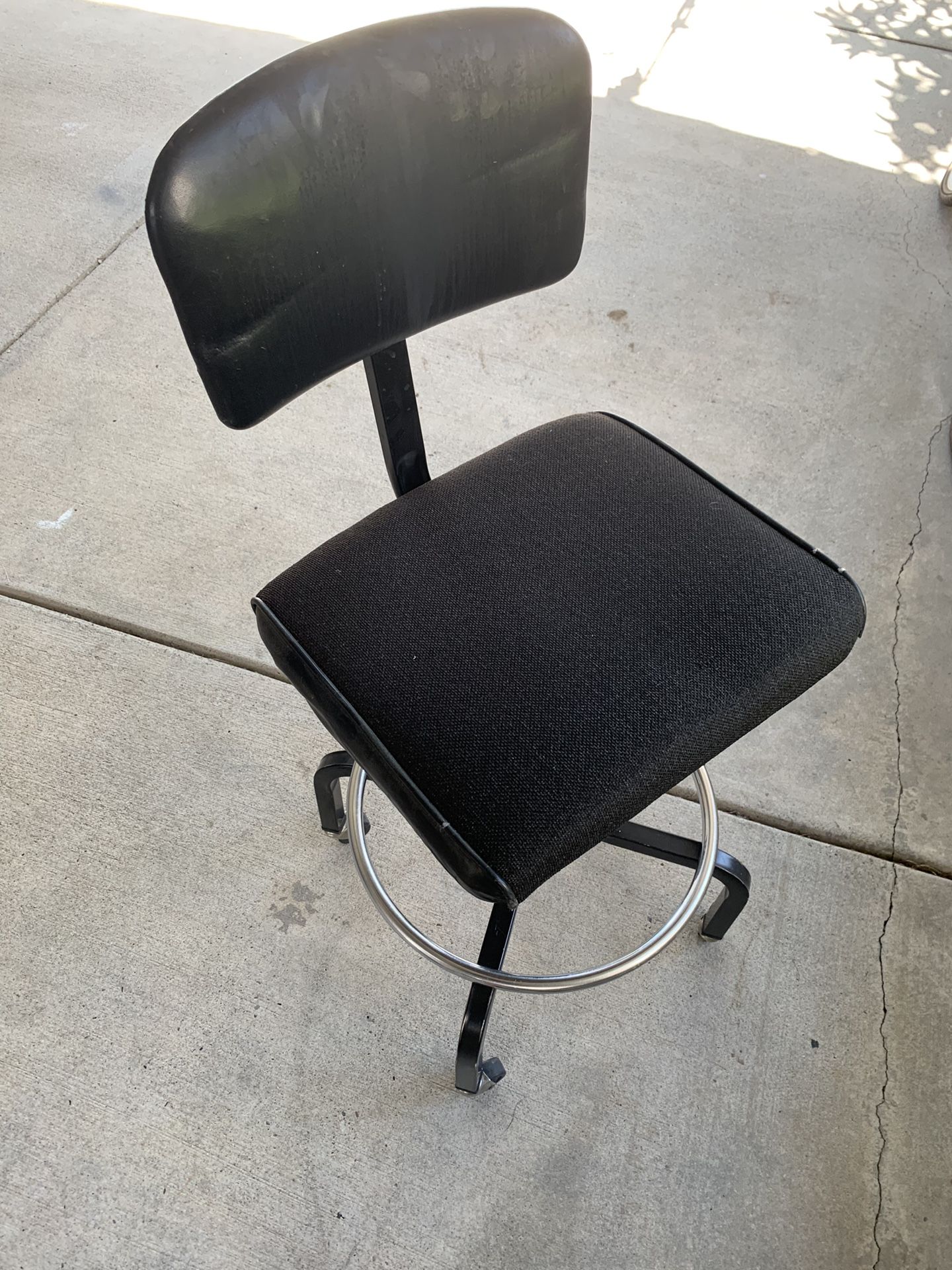 Classy desk Chair (wheels)