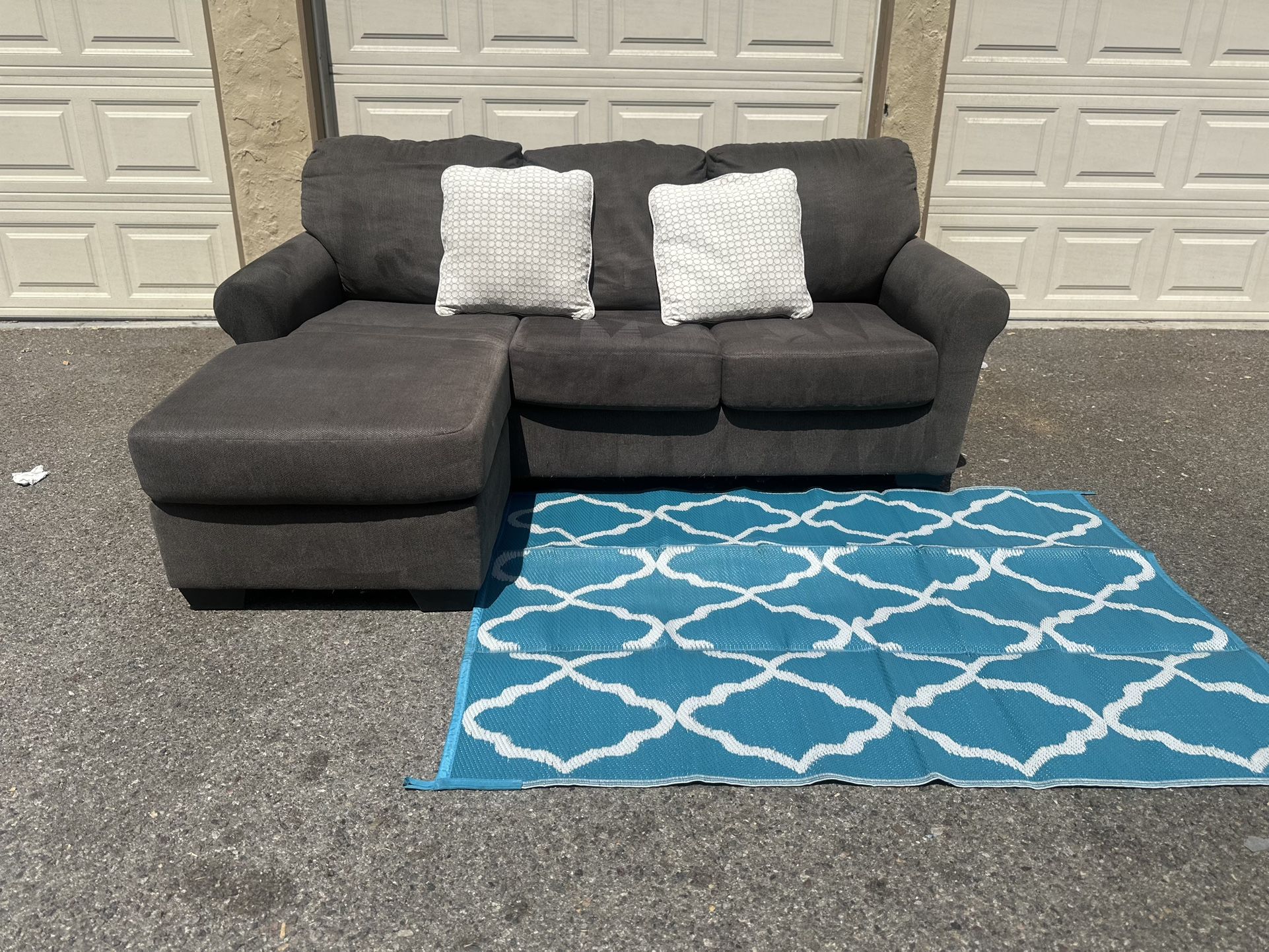 GRAY SECTIONAL COUCH W/ FREE DELIVERY 