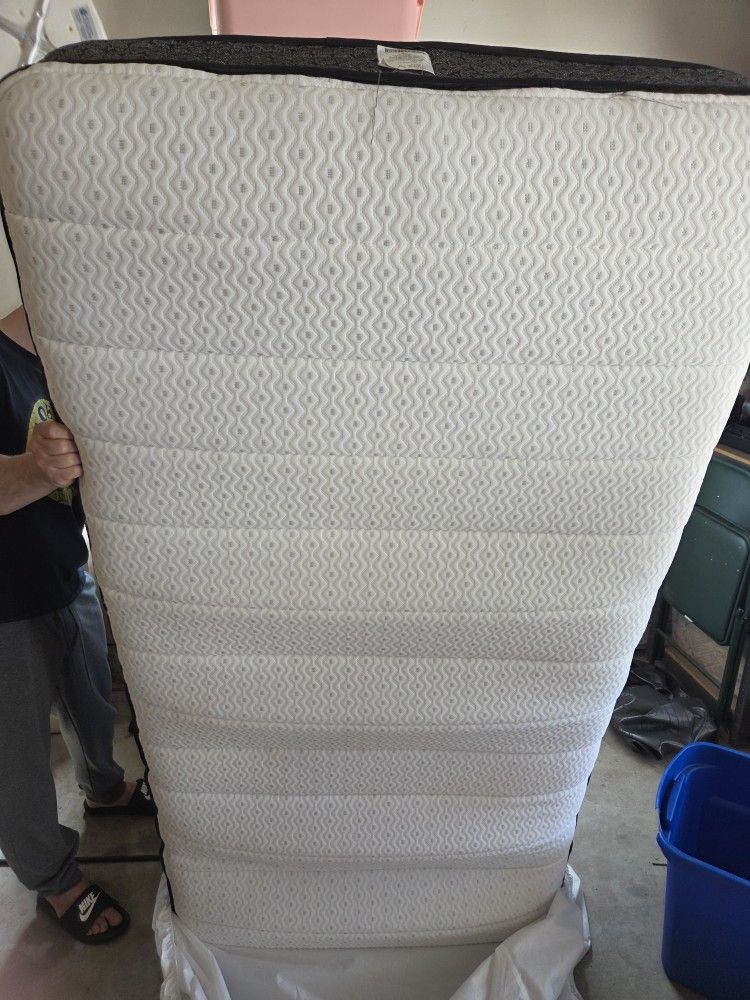 TWIN MATTRESS LIKE NEW ALWAYS COVERED
