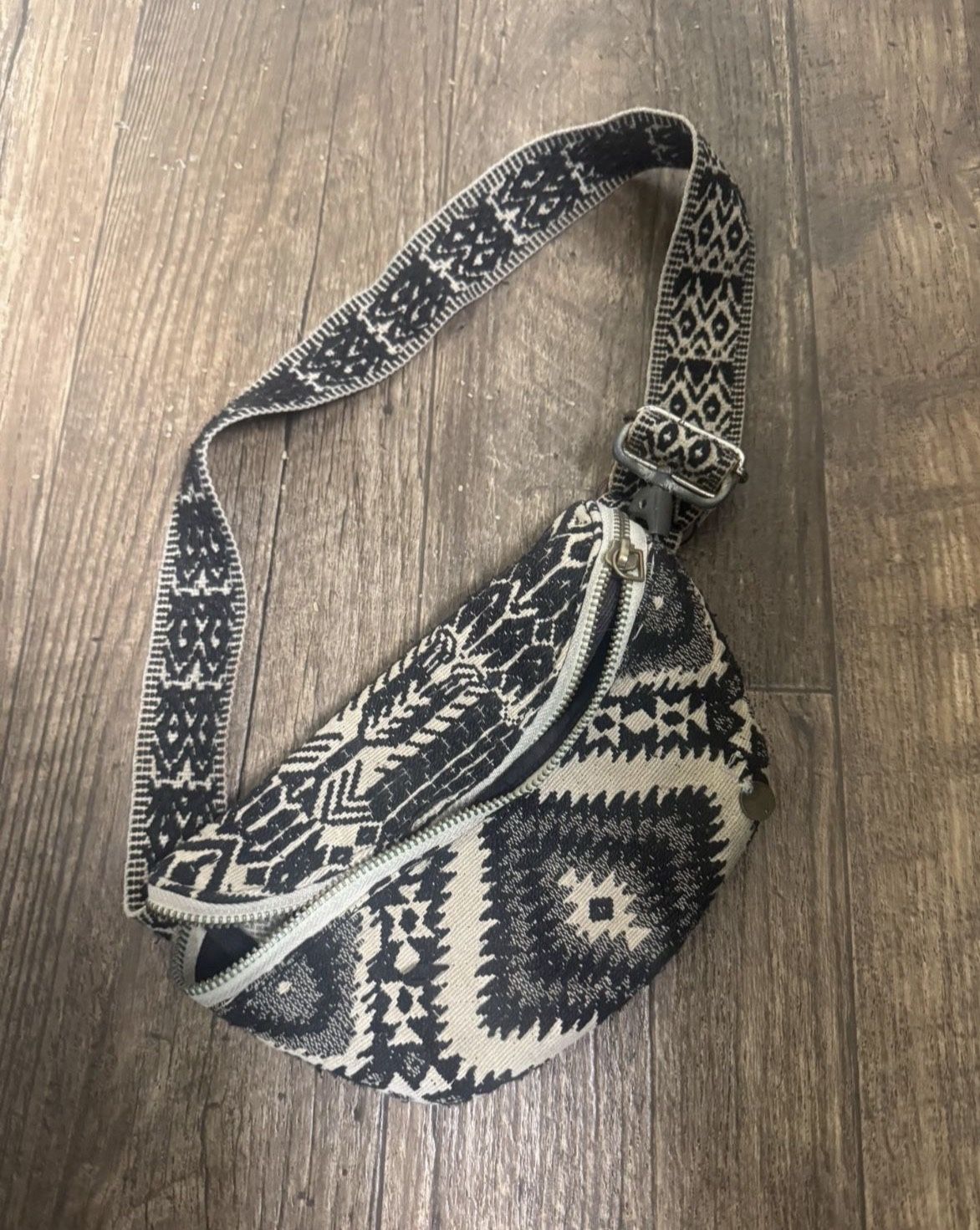 Billabong Tribal Print Fanny Pack. Belt Bag. Hip Bag. Zipper Pouch. Sling purse