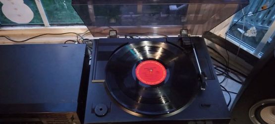 SONY FULLY AUTOMATIC TURNTABLE WITH BUILT-IN PHONO PREAMP AND VINYL ALBUMS LOT $250 FINAL PRICE READ DESCRIPTION