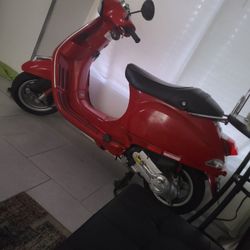 2012 Piaggio Vespa 50cc Scooter Moped