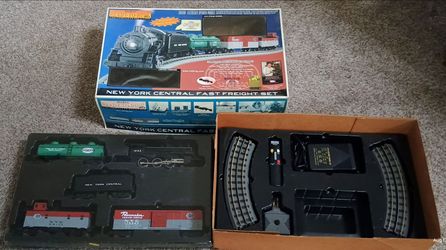 TRAIN SET Vintage Rail King ready to run complete solution diecast metal engine New York Central fast freight train set. 
RailKing New York Central Fa