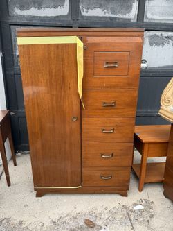 Old Dresser
