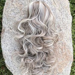18 Inch Wavy Curly Hair Claw Clip Ponytail Extension, Synthetic Fiber Hairpiece, Light Brown with Platinum White Blonde Highlights, 160g *NEW In Box*