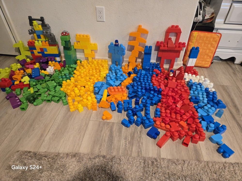 Large Lot Of Mega Bloks 600 Pieces