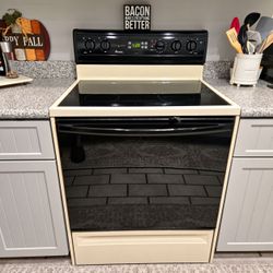 Amana Electric Glass-Top Range/Stove – Works Great – Clean