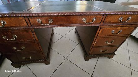Antique Maitland Smith Brand Desk.       Escritorio Antiguo  De La Marca   Maitland  Smith 