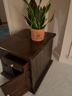 Pair of Vintage Ethan Allen end table / accent table (also called a side table or lamp table).