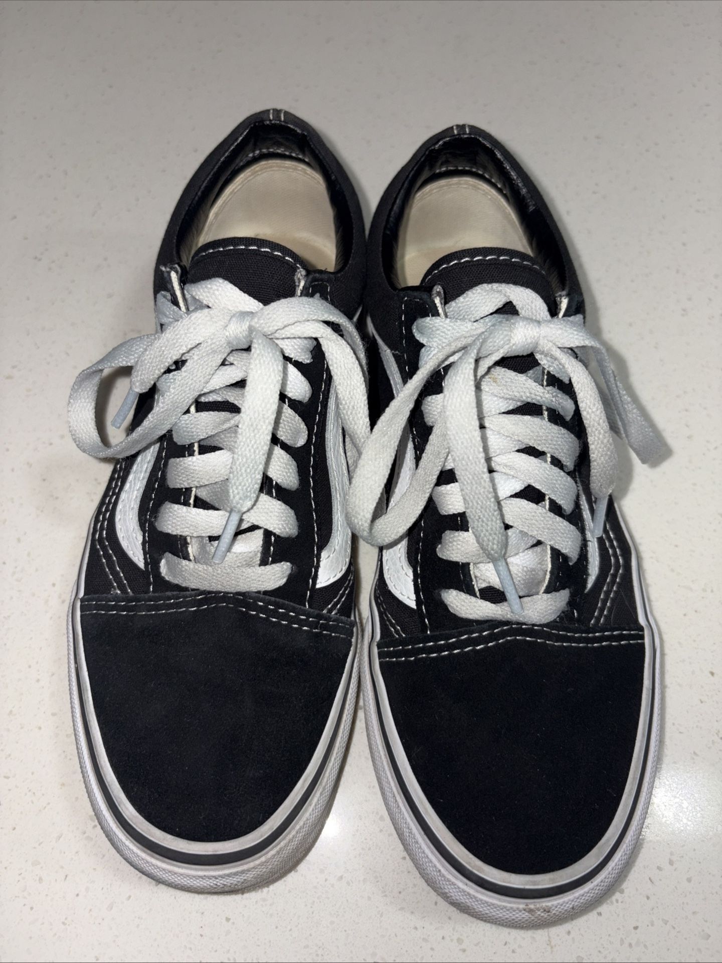 Women’s 6.5 Old Skool Style Vans.