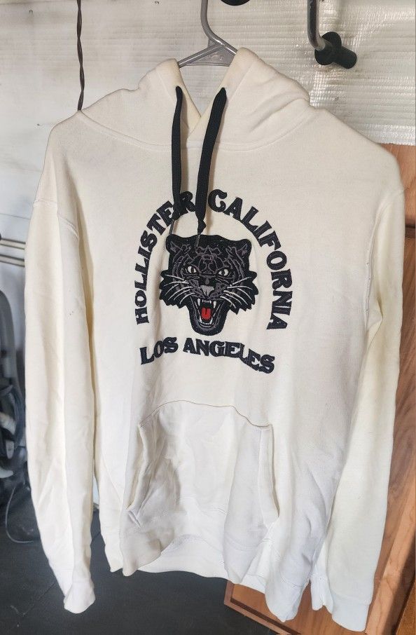 Sweatshirt.