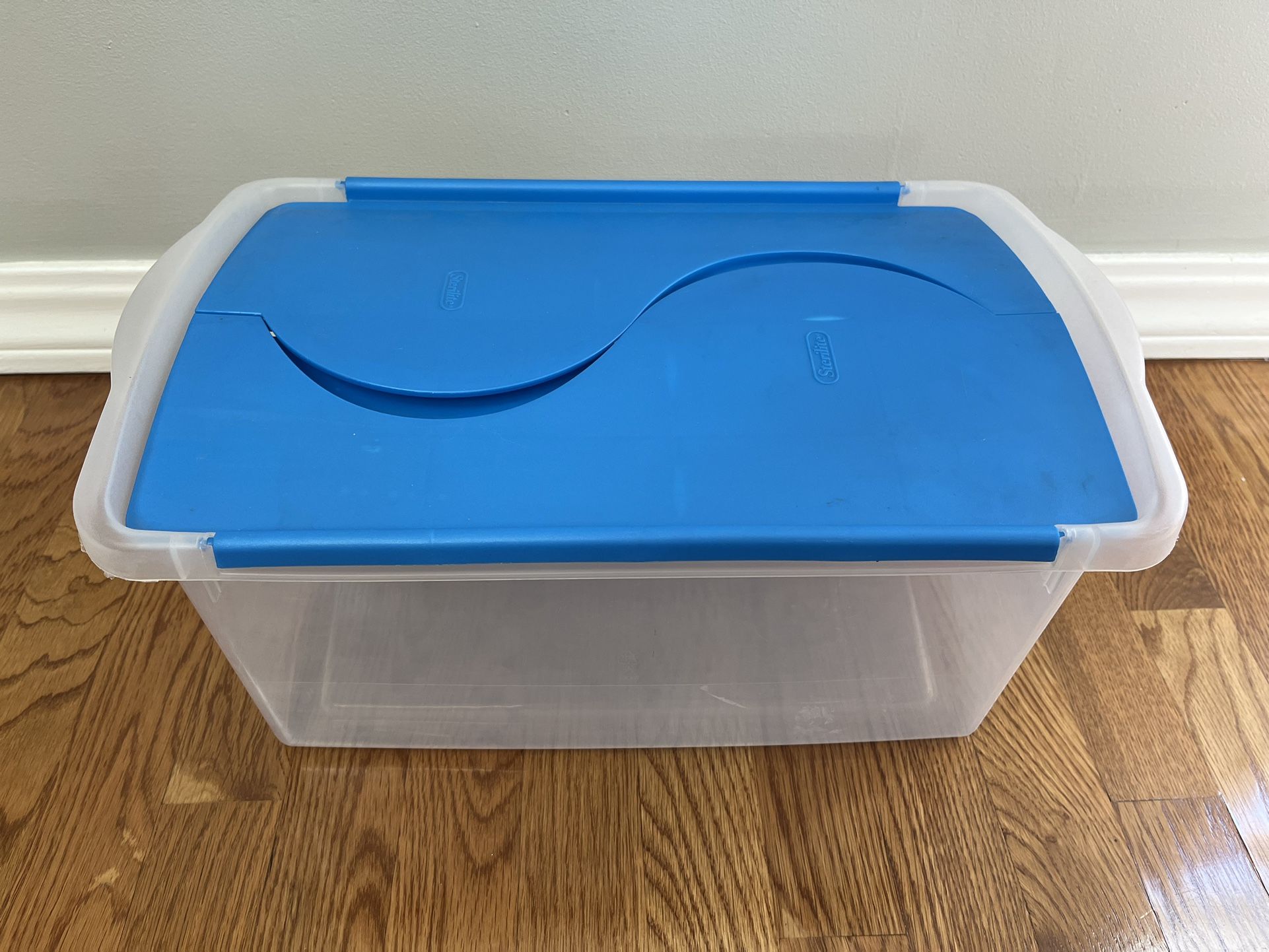 Sterilite Storage Container with Lid