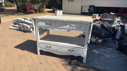 Serving table