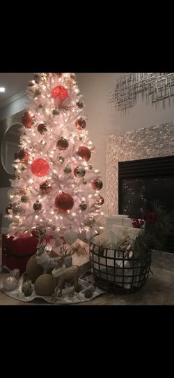 7.5’ White Pre-Lit Christmas Tree