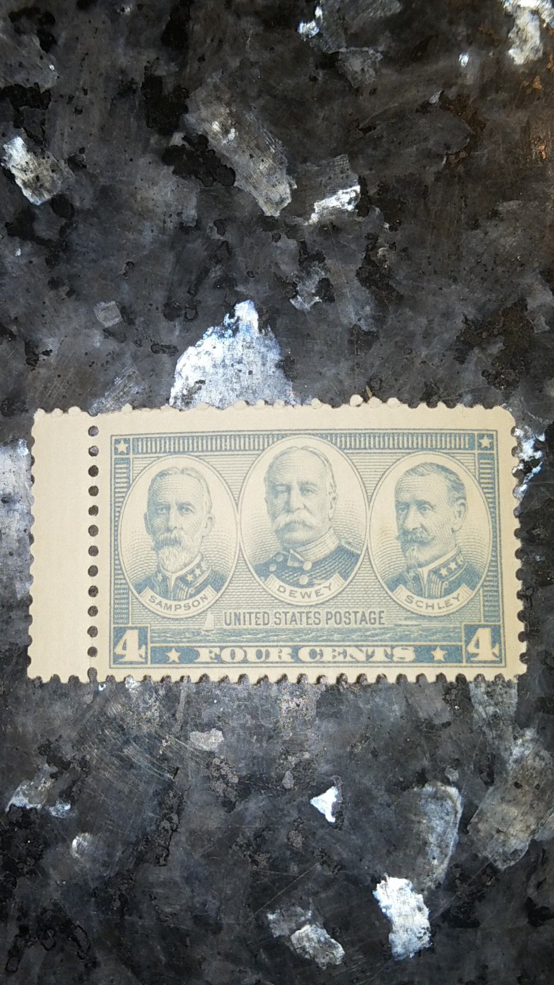 U.S. STAMP 4c ARMY-NAVY - VF-XF - MINT -