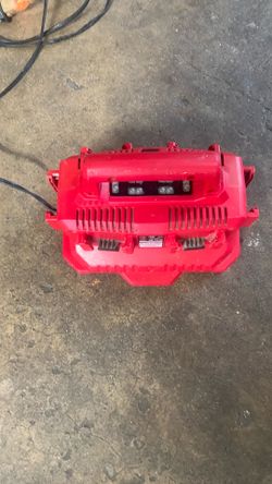 Cargador 18 v  dé 6 espacios para pilas Milwaukee