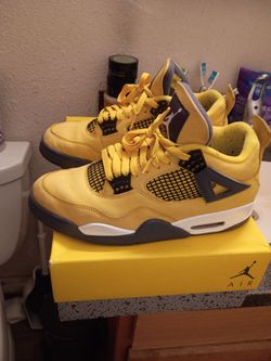 Lightning Retro Jordan 4s Comes w/ original OG box