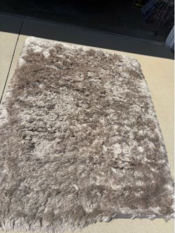 Rug 5 x 7 like new