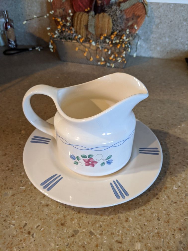 Pfaltzgraff Bonnie Brae gravy boat /underplate