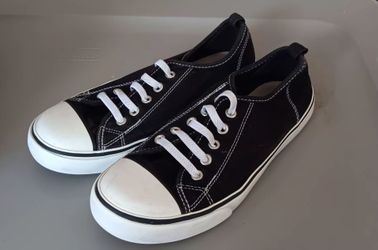 Gap Kid size 3 Black and White Sneakers