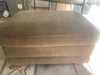 Taupe ottoman