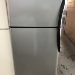 18 Cubic Foot Stainless Refrigerator With Ice Maker 