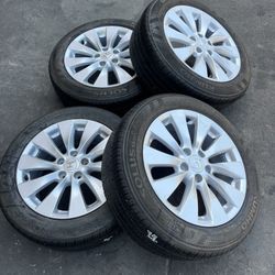 Vendo 4 Rines con llantas 215/55/R17 Para HONDA ACORD HONDA CIVIC