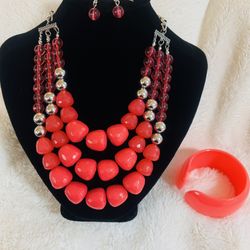 Barbie Pop W/A Variety Of Pink Shades Of Beads & Cuff
