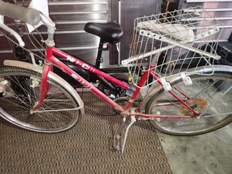 FIRM WOMENS SCHWINN BIKE NEEDS TLC AS IS