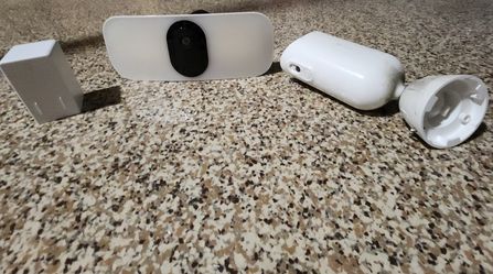 Wireless Floodlight
Security Light and Camera